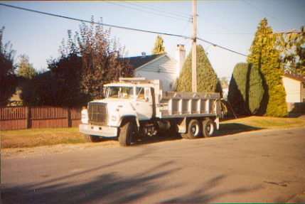  white dump truck